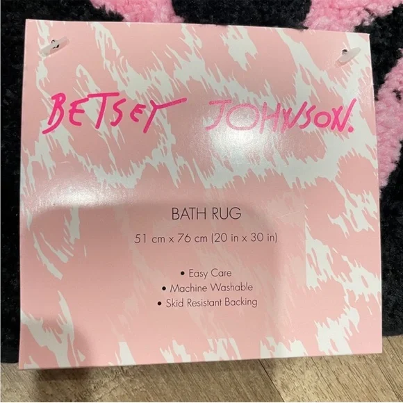 NEW Betsey Johnson Halloween Skull Black Pink Bath Rug Bathroom Decor - Picture 4 of 4